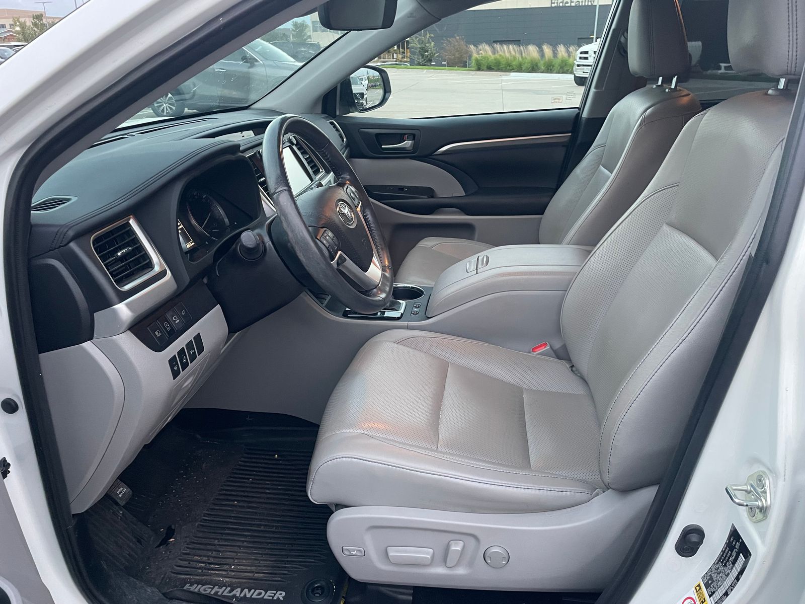 2019 Toyota Highlander Limited Platinum photo 3