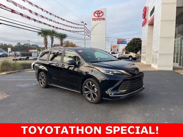 2025 Toyota Sienna Platinum's photo