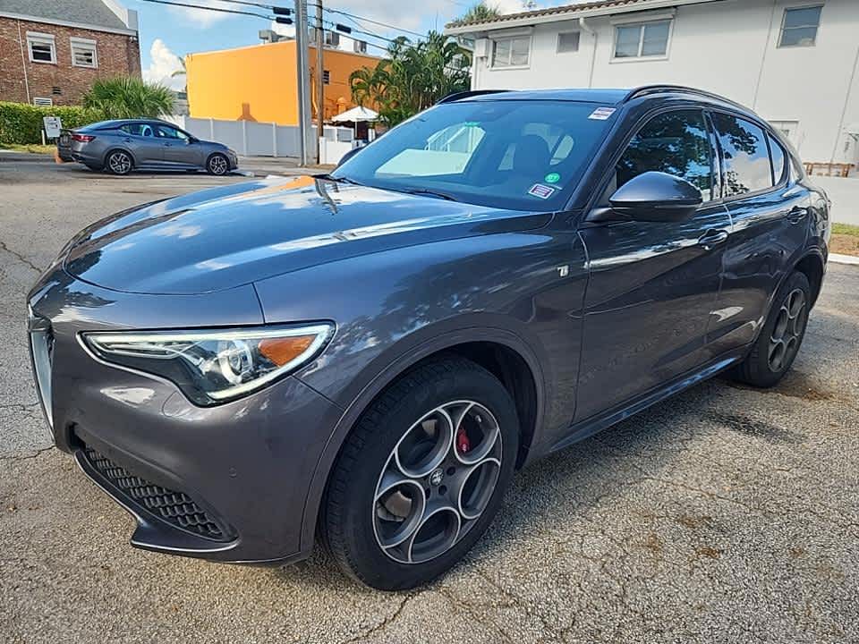 2022 Alfa Romeo Stelvio Ti photo 2