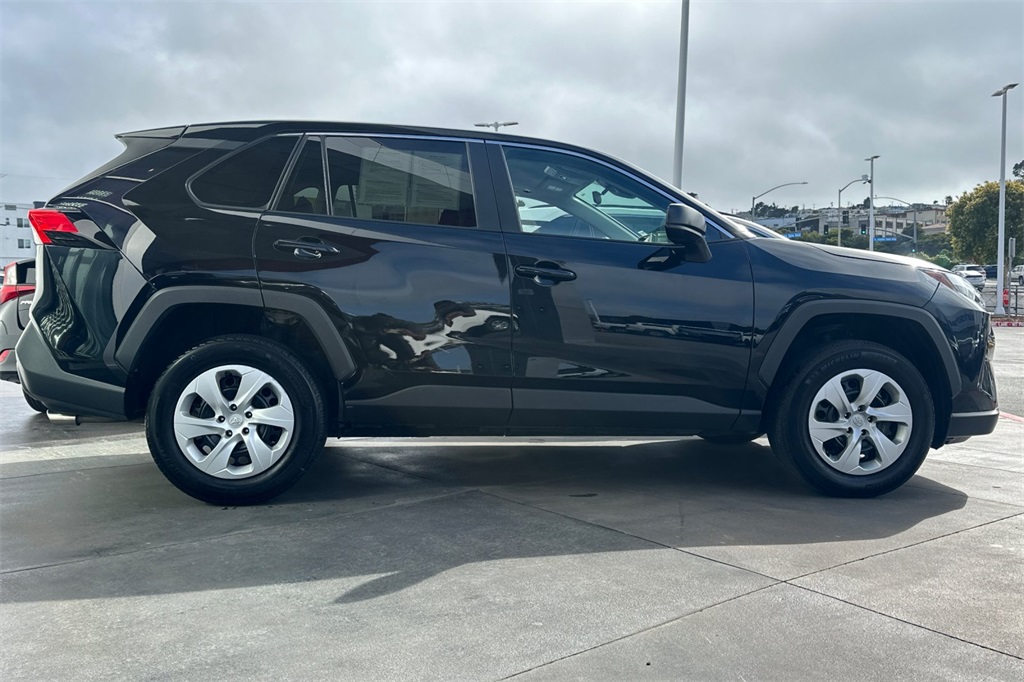 2024 Toyota RAV4 LE photo 3