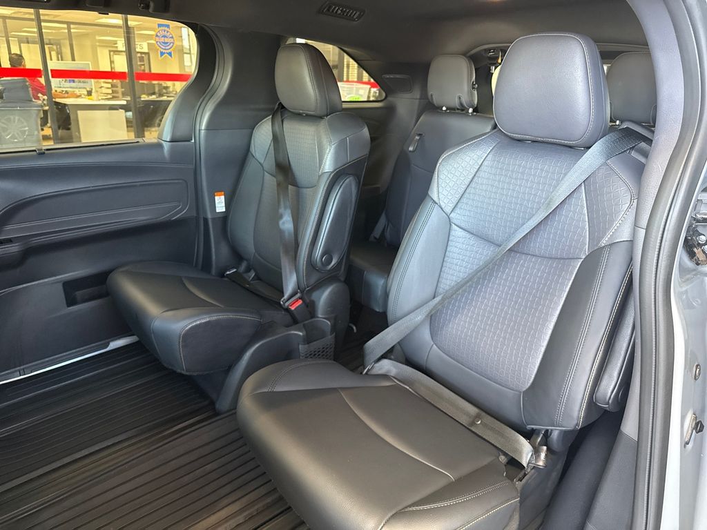 2022 Toyota Sienna XLE Woodland Edition photo 17