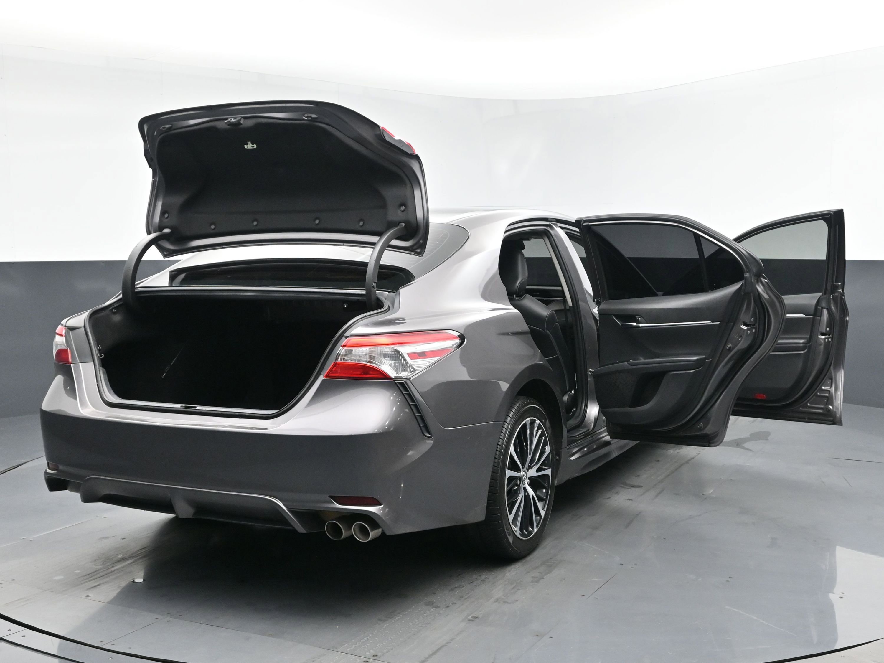 2020 Toyota Camry SE photo 30