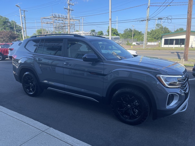2024 Volkswagen Atlas Peak Edition SE Technology photo 2