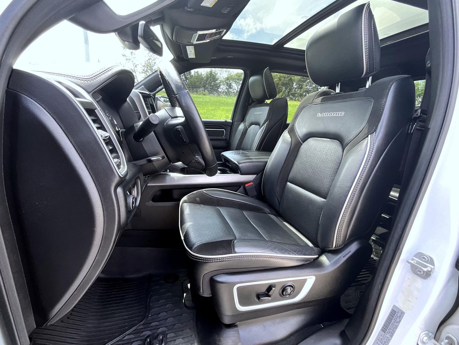 2020 Ram 1500 Laramie photo 11