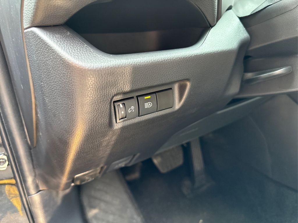 2025 Toyota RAV4 XLE photo 34