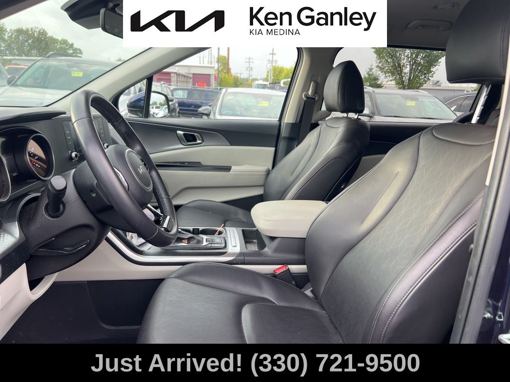 2024 Kia Carnival LX photo 8