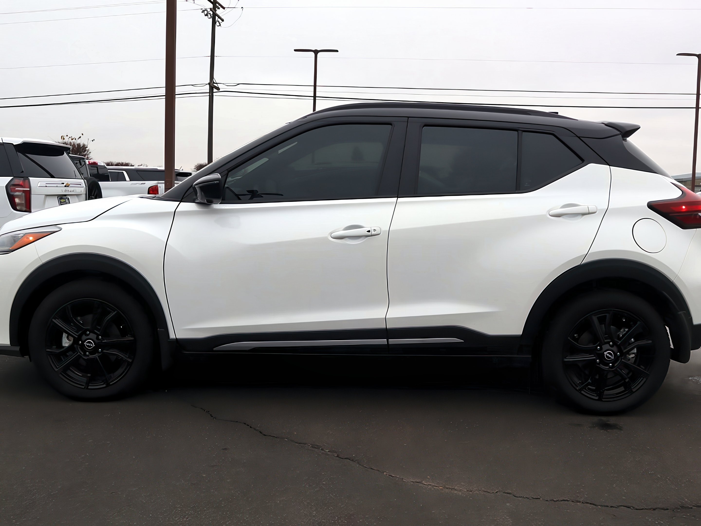 2025 Nissan Kicks SR photo 2