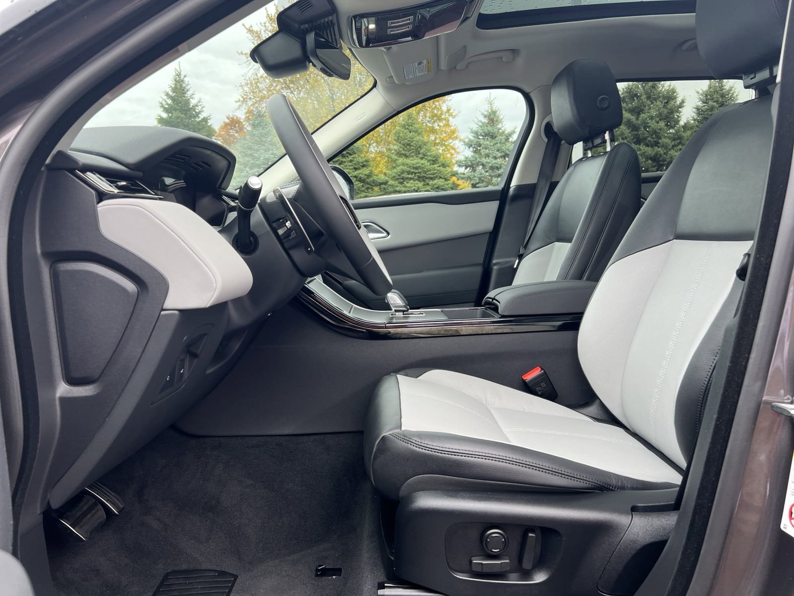2025 Land Rover Range Rover Velar SE photo 19