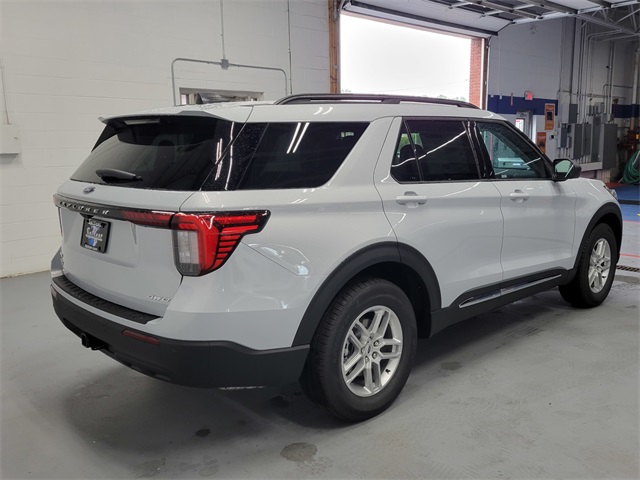 2025 Ford Explorer photo 4