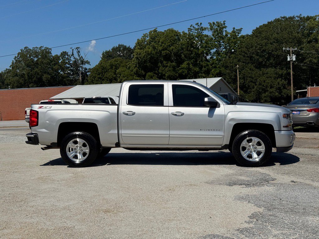 2018 Chevrolet Silverado 1500 LT photo 2