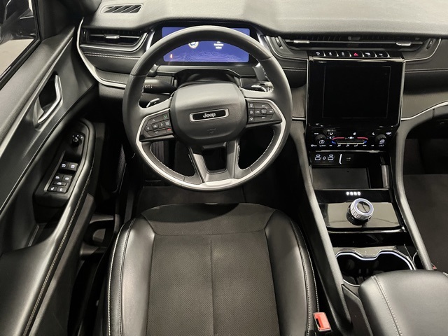 2023 Jeep Grand Cherokee Altitude photo 11