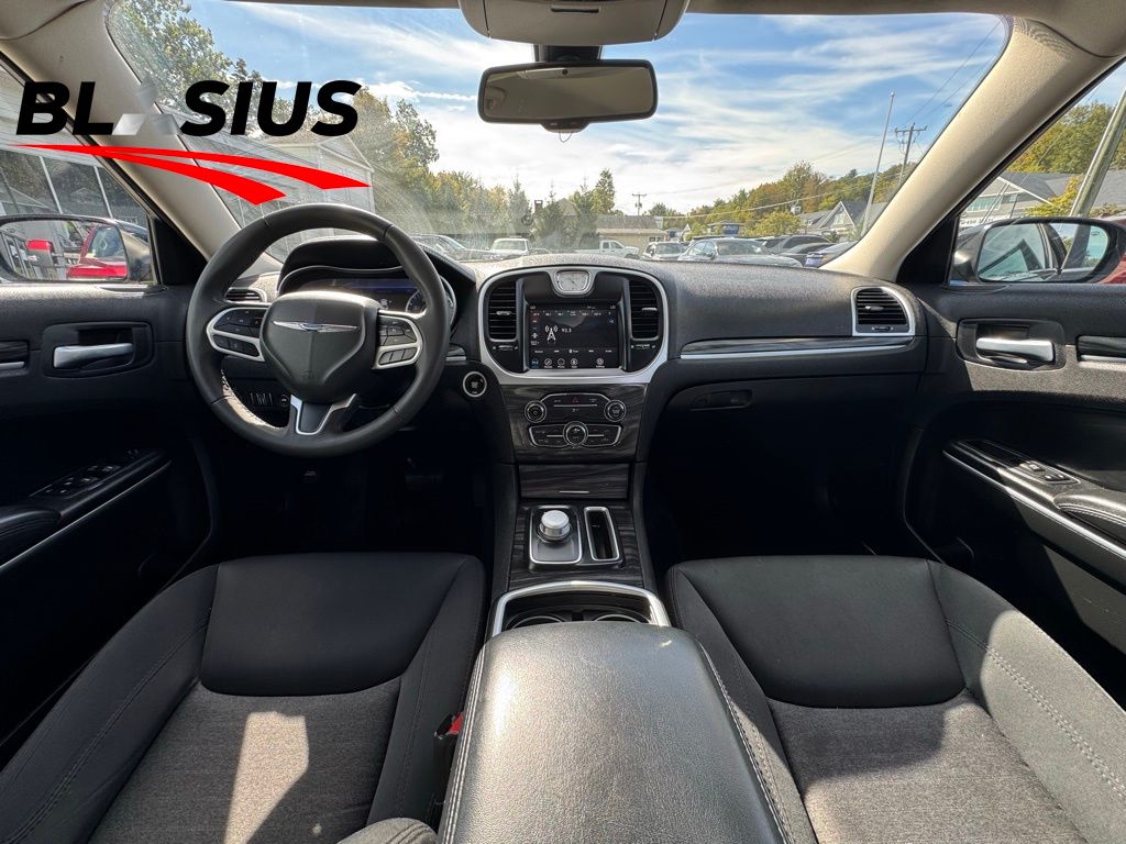 2022 Chrysler 300 Touring photo 13