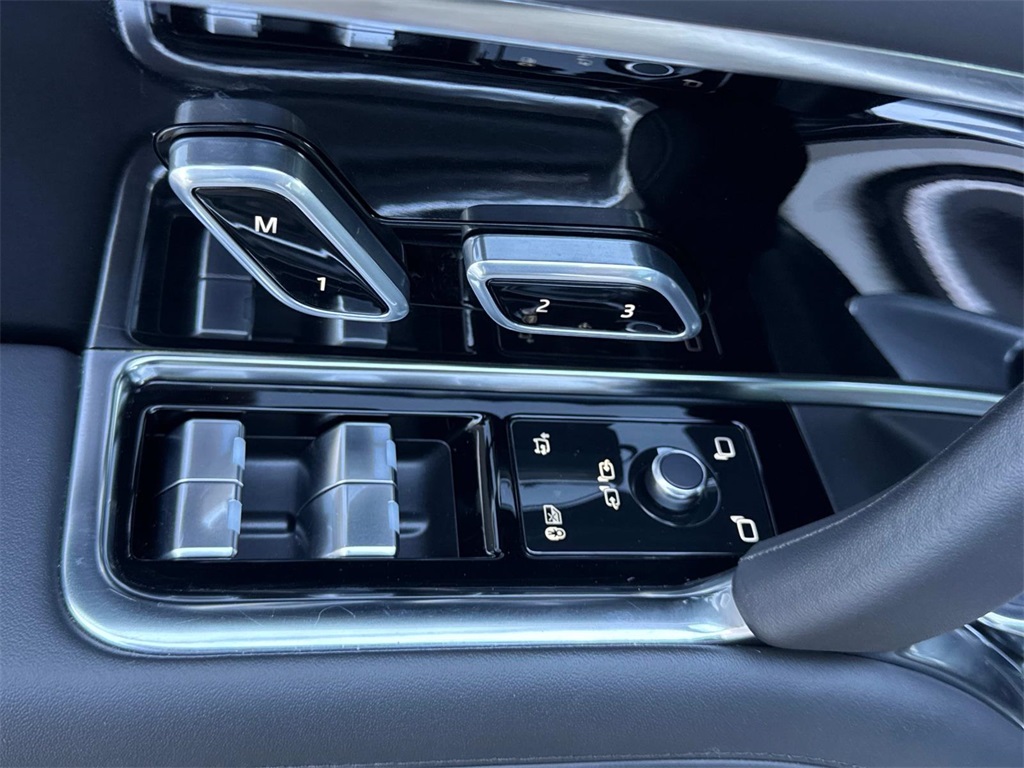 2023 Land Rover Range Rover SE photo 29