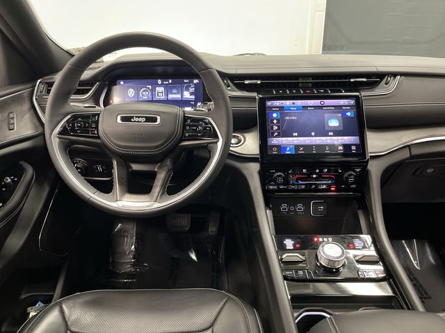 2024 Jeep Grand Cherokee Overland photo 4