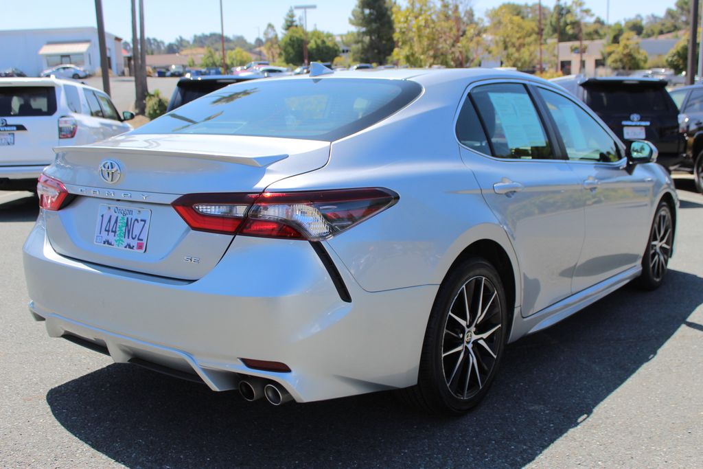 2022 Toyota Camry SE photo 6