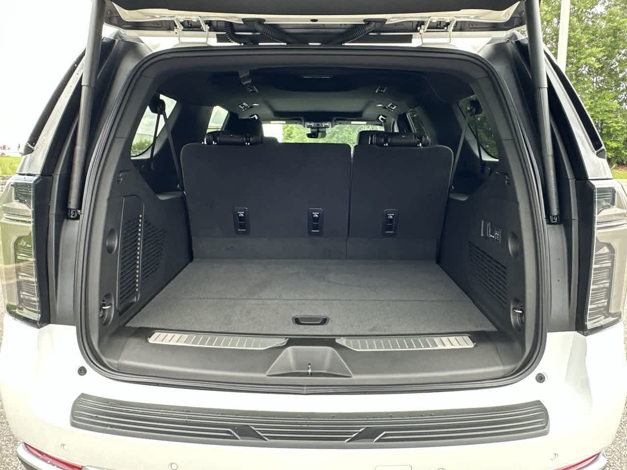2025 Chevrolet Suburban High Country photo 12