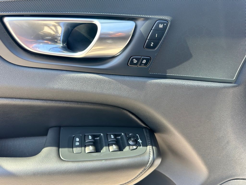 2025 Volvo XC60 B5 Plus photo 12
