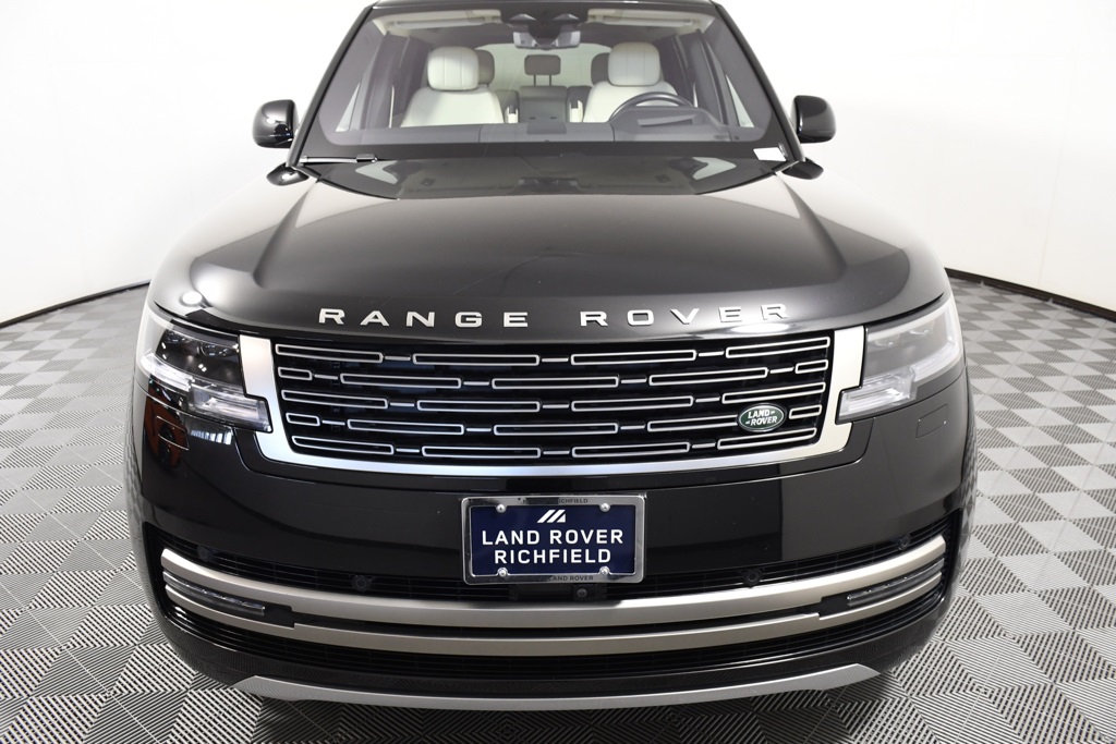 2023 Land Rover Range Rover SE photo 9