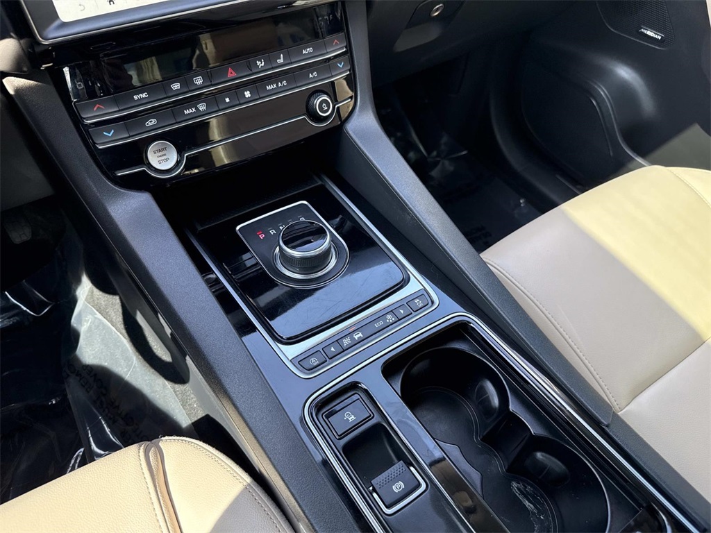 2020 Jaguar F-PACE Premium photo 22
