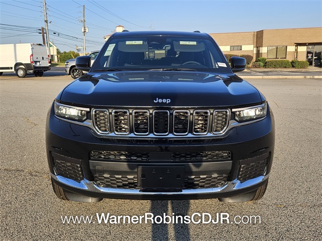 2025 Jeep Grand Cherokee Laredo photo 2