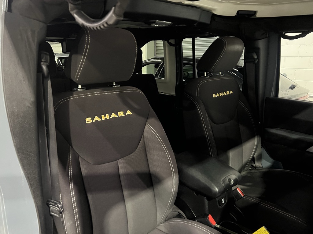 2014 Jeep Wrangler Unlimited Sahara photo 8