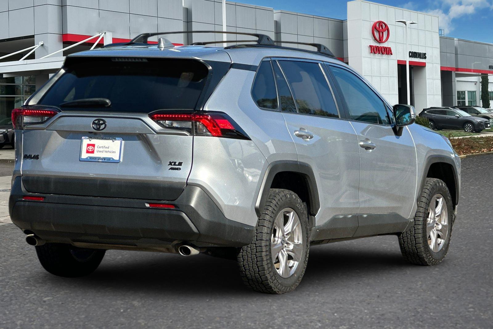 2022 Toyota RAV4 XLE photo 3