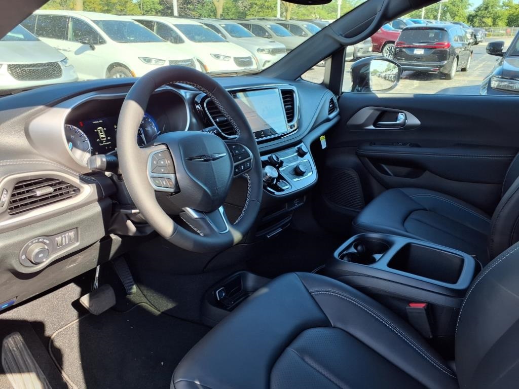 2026 Chrysler Pacifica photo 8
