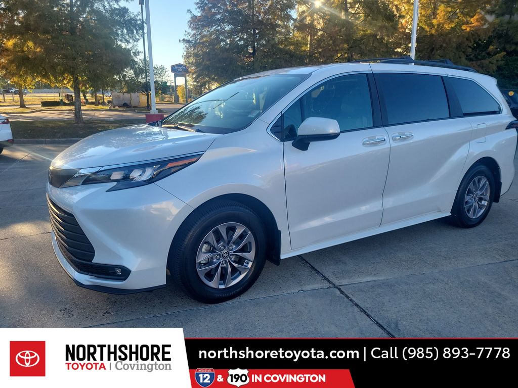 2025 Toyota Sienna XLE's photo