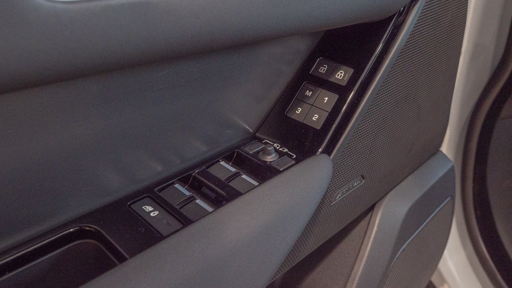 2025 Land Rover Range Rover Velar SE photo 11