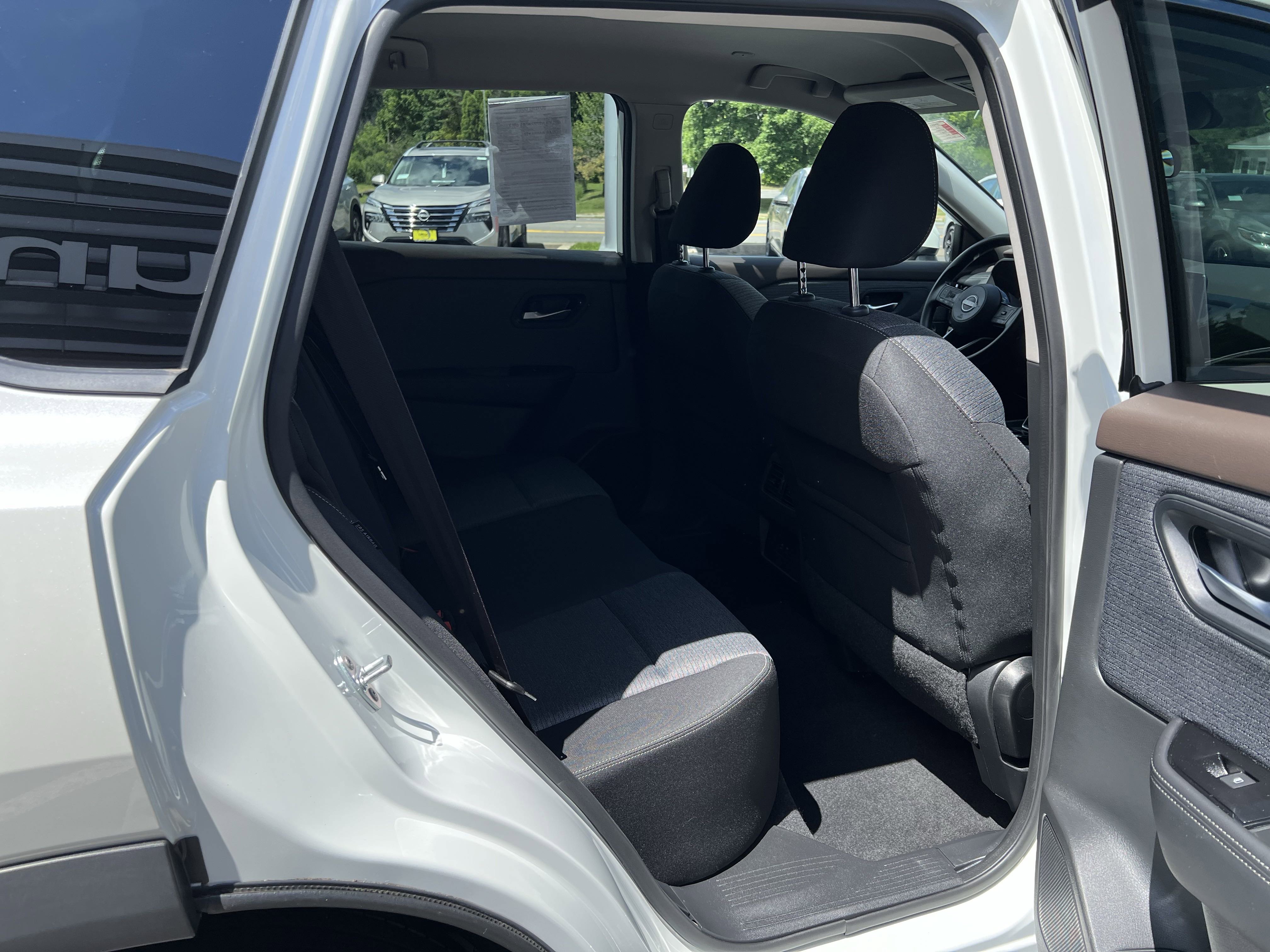 2022 Nissan Rogue SV photo 4