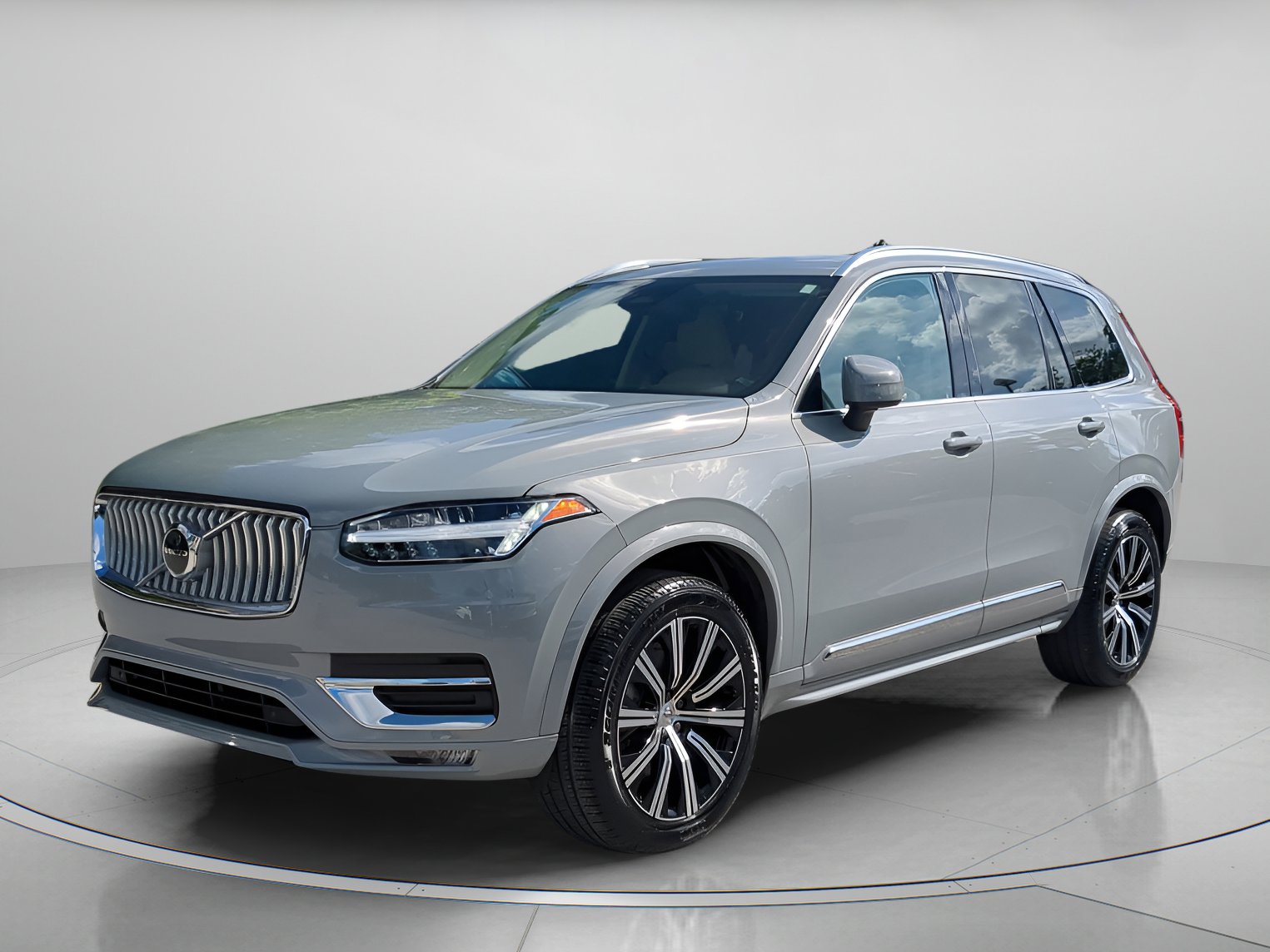 2025 Volvo XC90 Core's photo