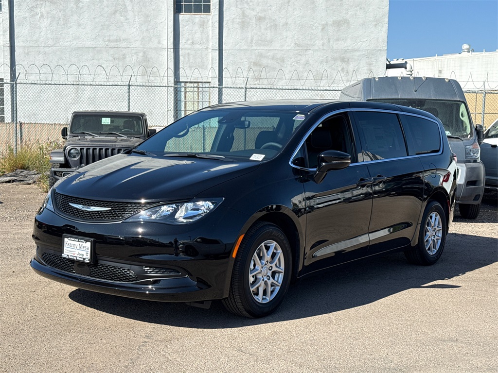 2025 Chrysler Voyager LX photo 4