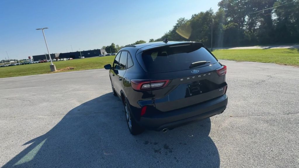 2025 Ford Escape ST-Line photo 4