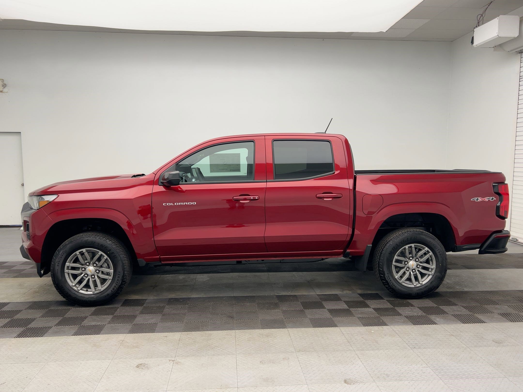 2026 Chevrolet Colorado LT photo 2