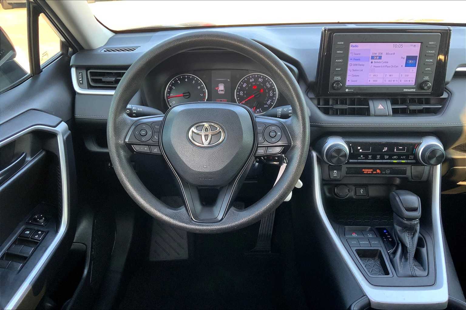 2021 Toyota RAV4 LE photo 5