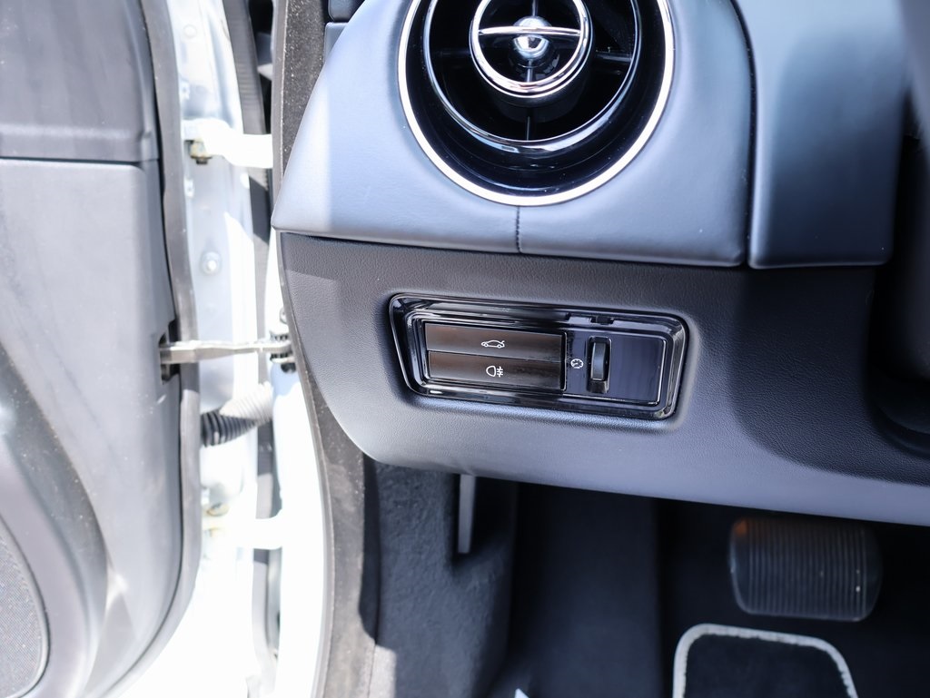 2014 Jaguar XJ Base photo 32