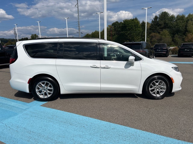 2022 Chrysler Pacifica Touring L photo 5