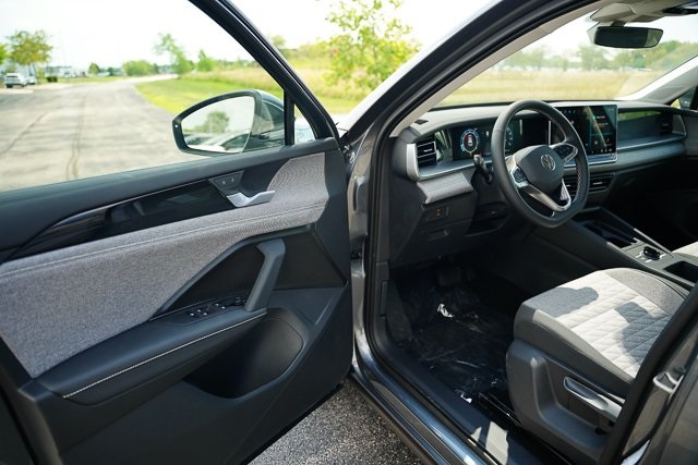2025 Volkswagen Tiguan S photo 2