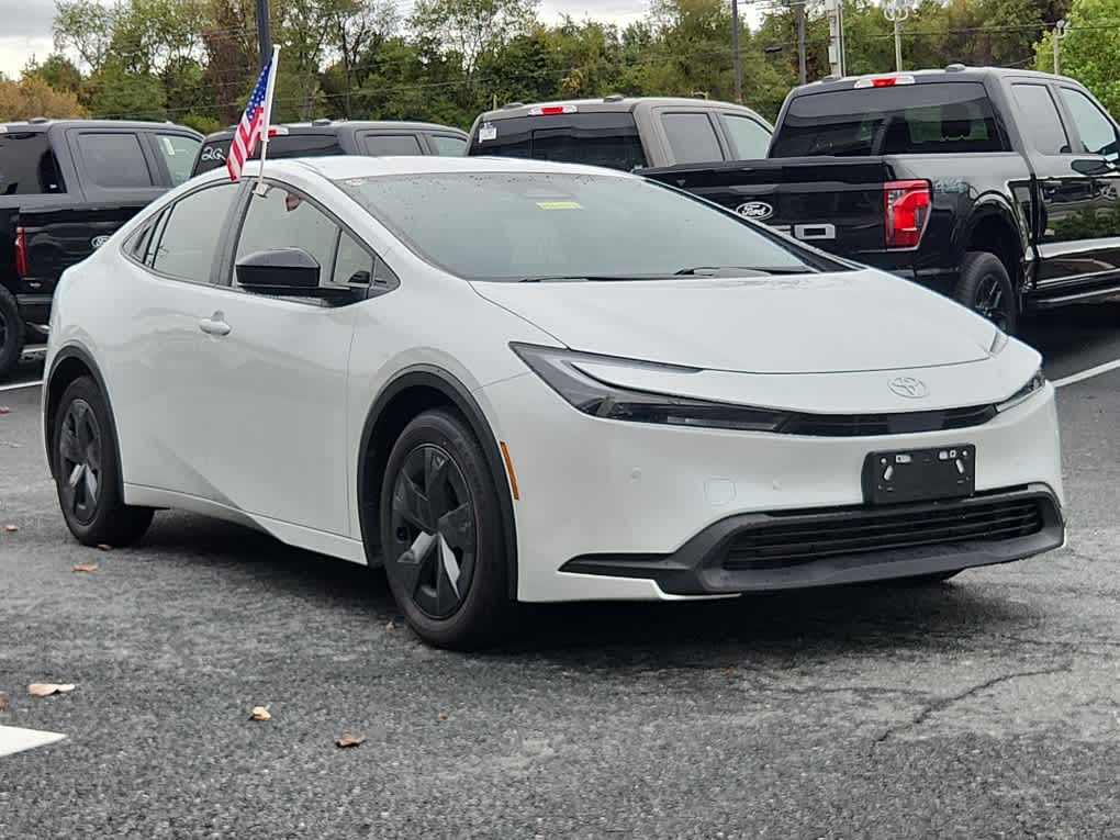 2024 Toyota Prius LE photo 2