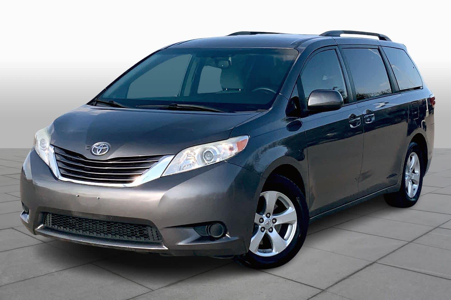 2016 Toyota Sienna LE's photo