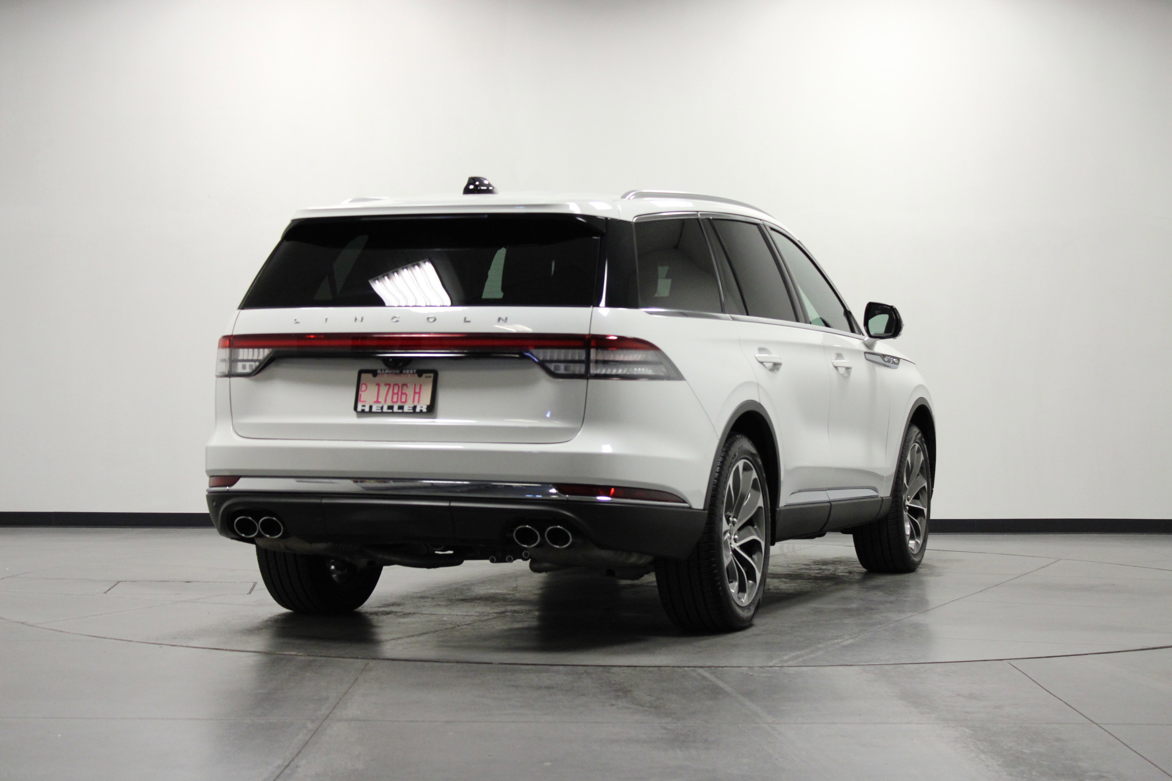2025 Lincoln Aviator Reserve photo 3