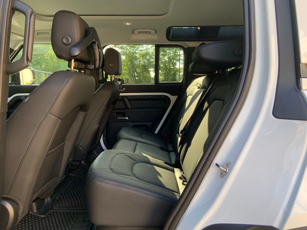 2025 Land Rover Defender 110 S photo 16