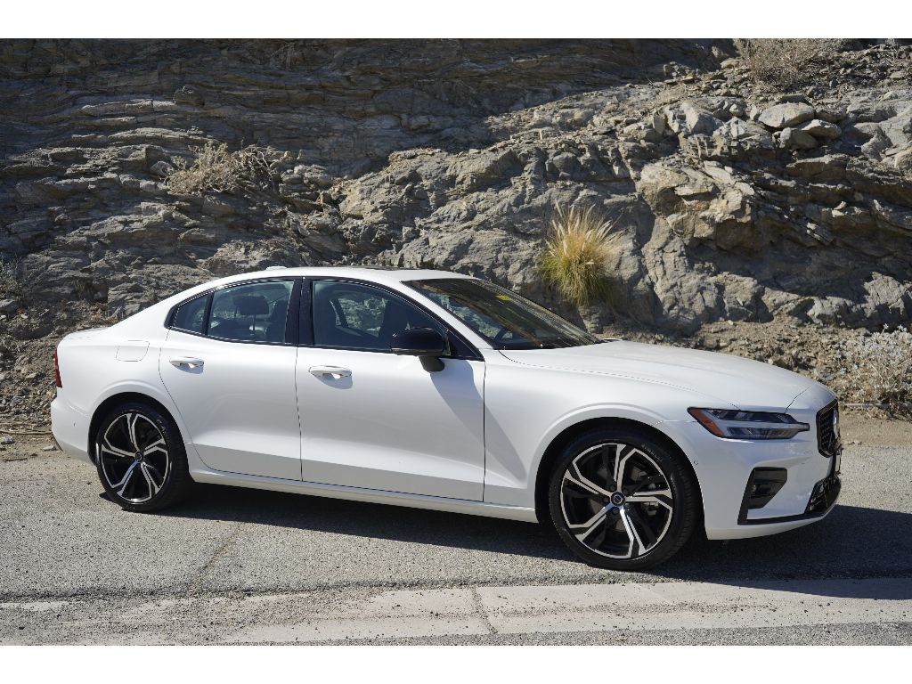 2024 Volvo S60 B5 Plus photo 2