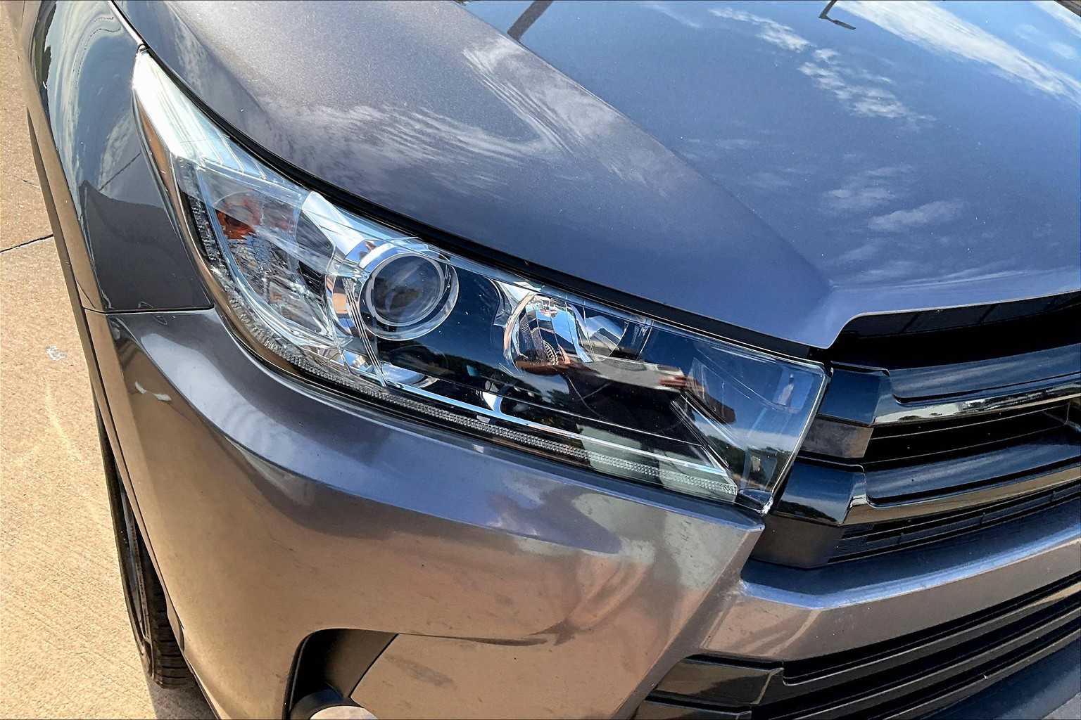 2017 Toyota Highlander SE photo 25