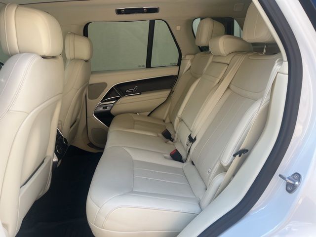 2023 Land Rover Range Rover SE photo 8