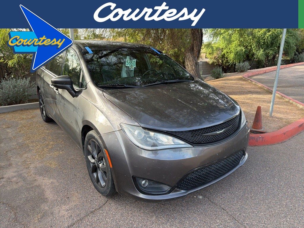 2020 Chrysler Pacifica Touring's photo