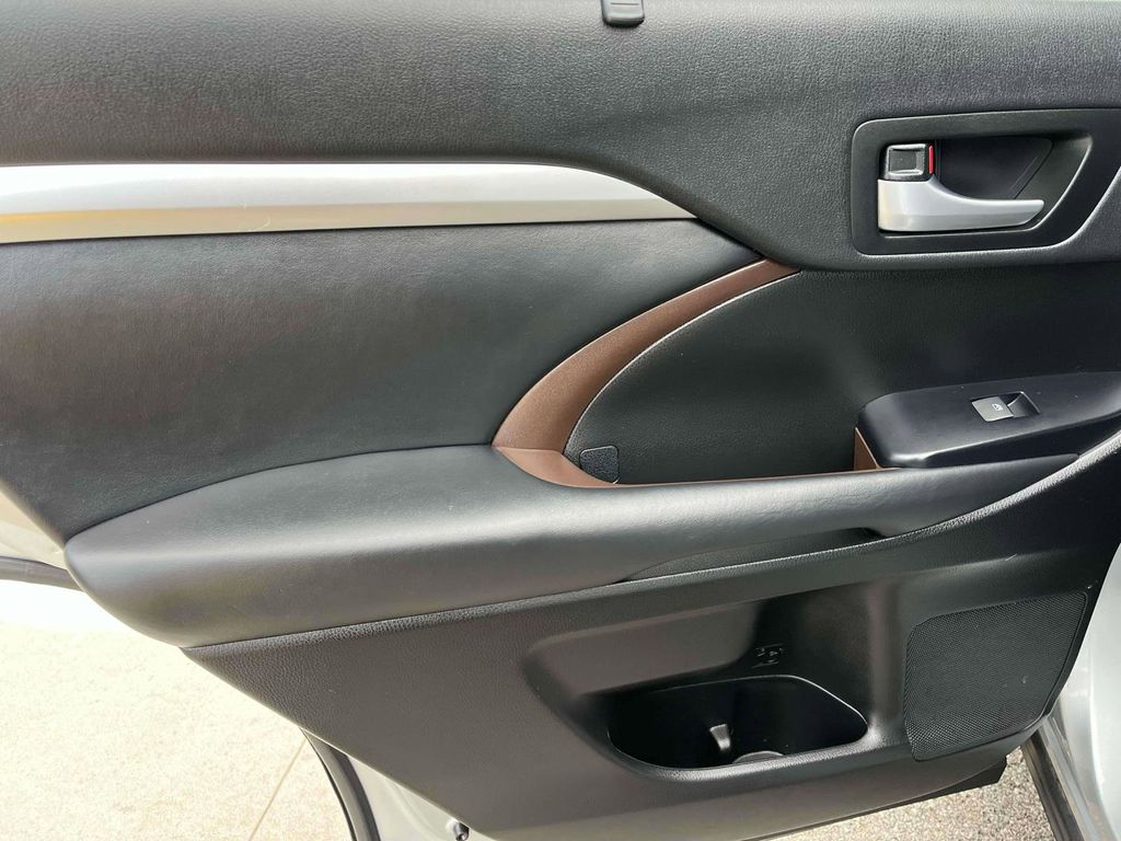 2019 Toyota Highlander XLE photo 5