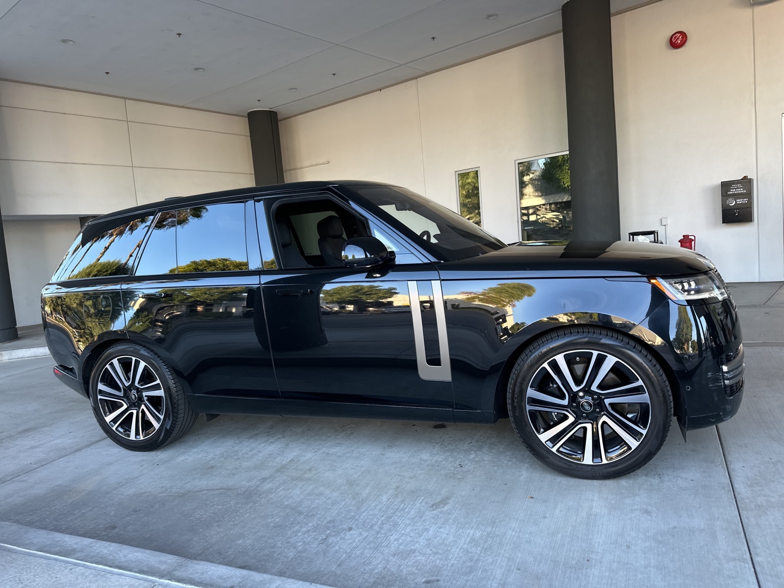 2023 Land Rover Range Rover SE photo 4