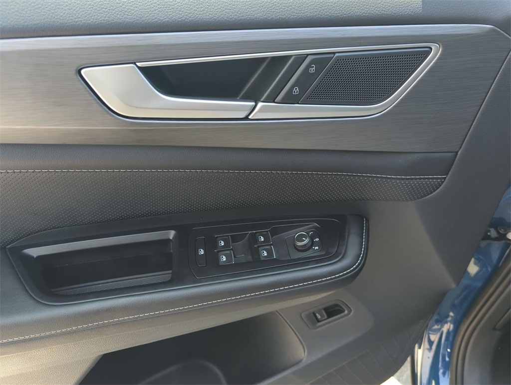 2025 Volkswagen Atlas Cross Sport SEL R-Line photo 17