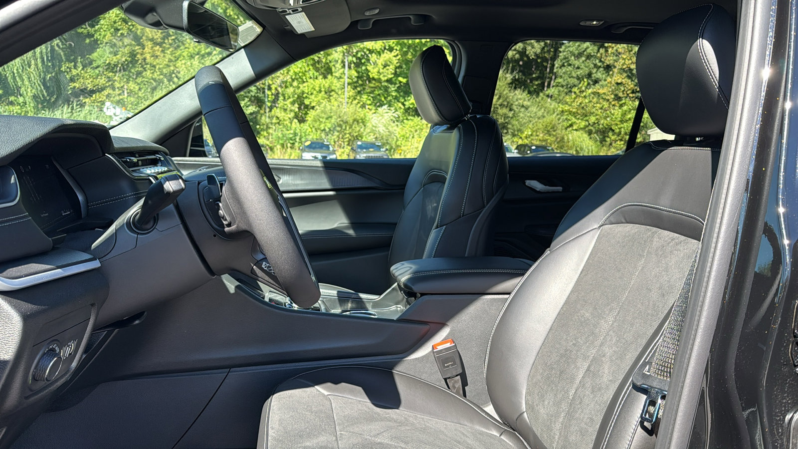 2025 Jeep Grand Cherokee Altitude photo 3